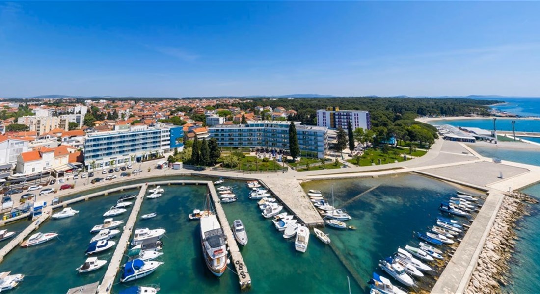 Kornati Hotel - Hotel Kornati (na fotce vlevo) + přístav